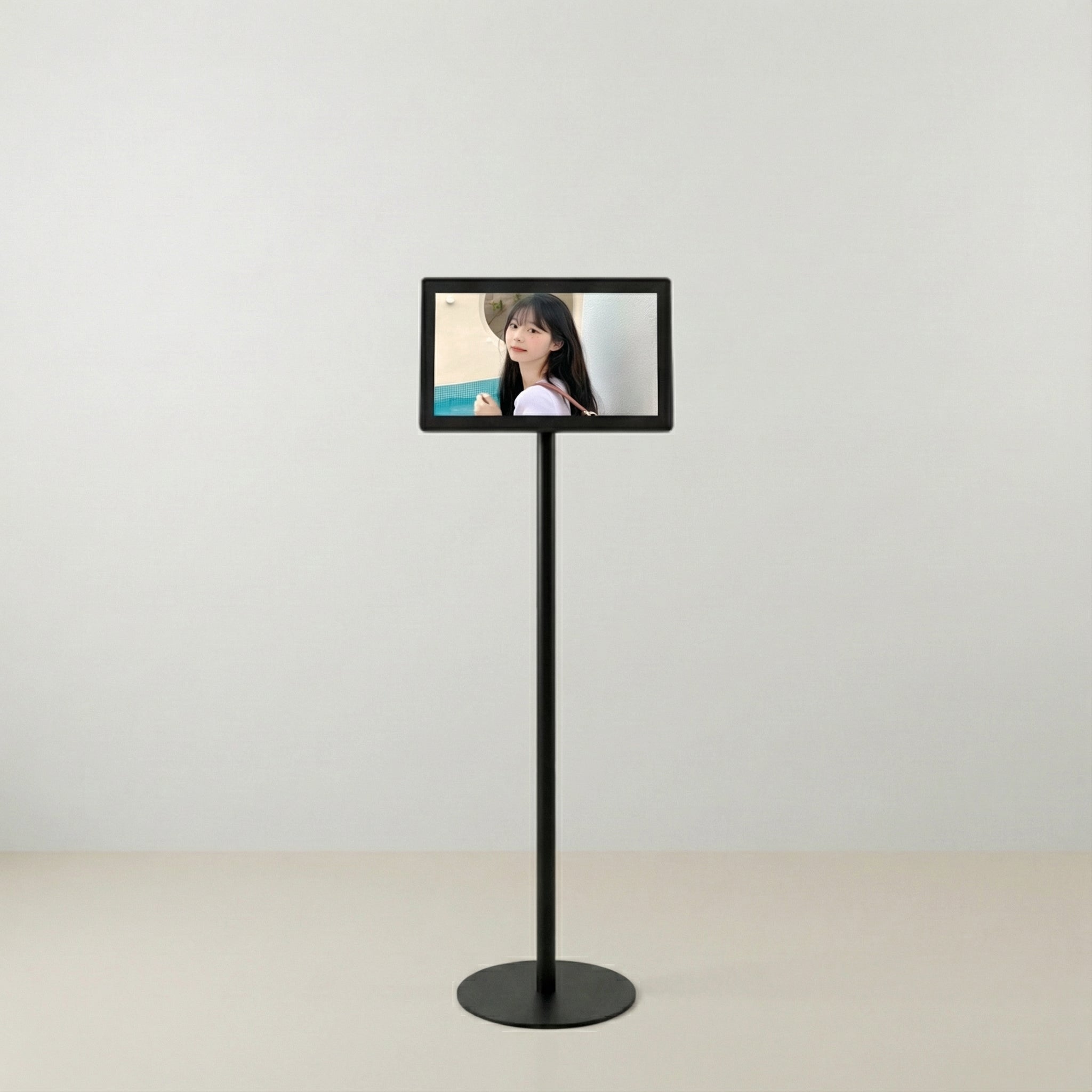 USB挿入だけ スチール製ワンポールスタンド電子ペーパーサイネージ 13.3インチ TSTV-S13