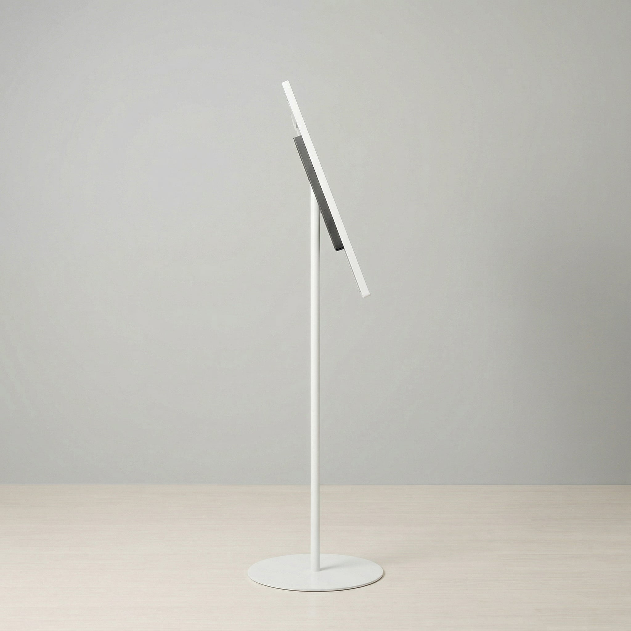 USB挿入だけ　スチール製ワンポールスタンド電子ペーパーサイネージ 23.8インチ TSTV-S23