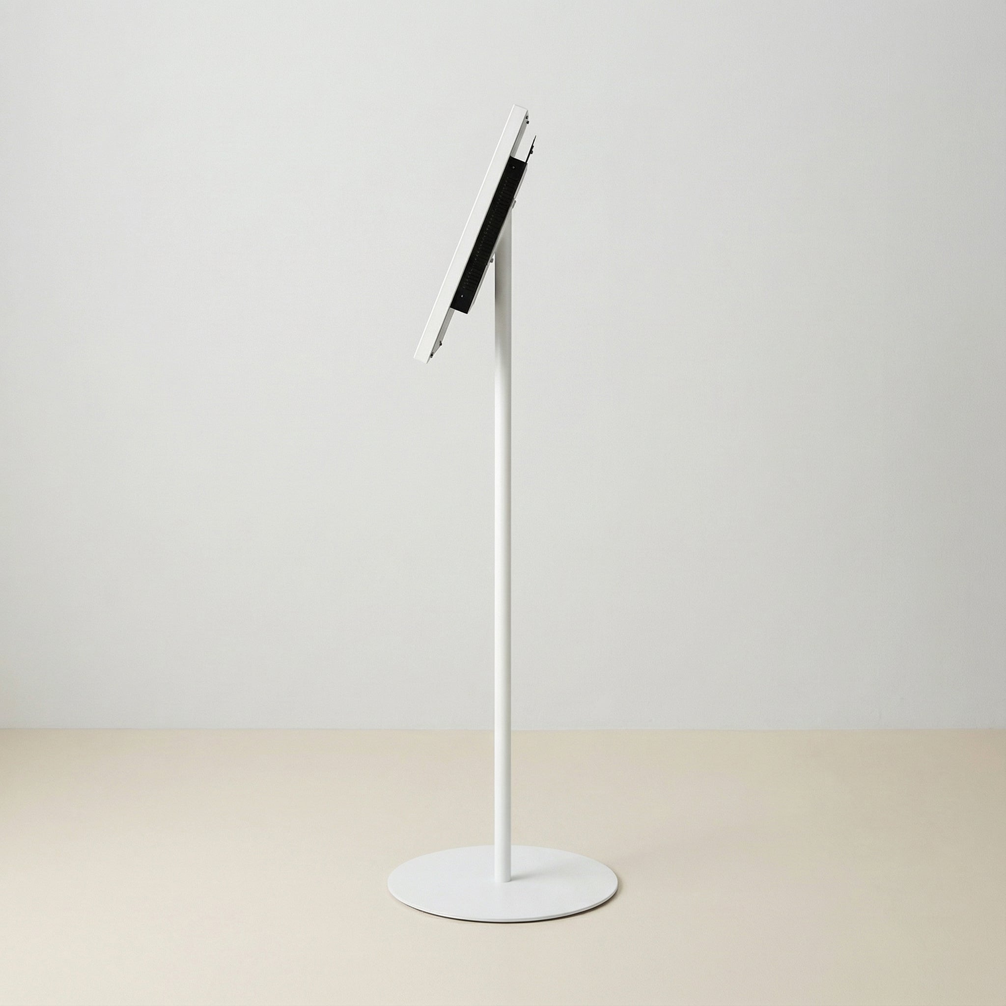 USB挿入だけ　スチール製ワンポールスタンド電子ペーパーサイネージ 23.8インチ TSTV-S23